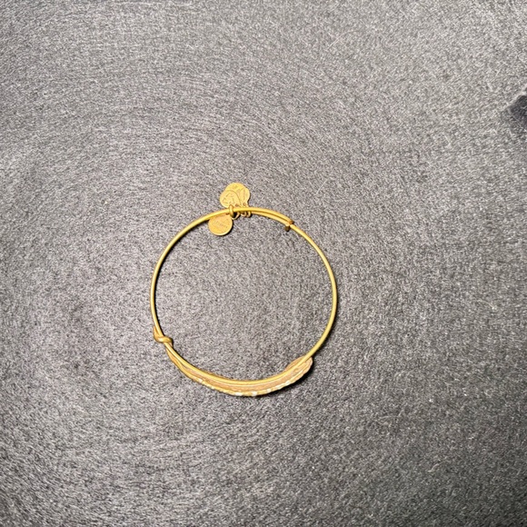 Chic Gold Feather Bracelet - Picture 2 of 4